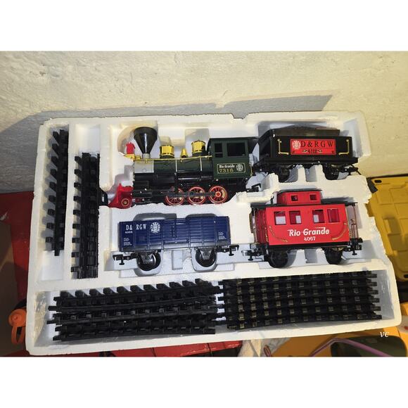 Rio Grande D&RGW Train Set Locomotive Caboose Boxcar Tracks Model Railroad - Picture 2 of 6